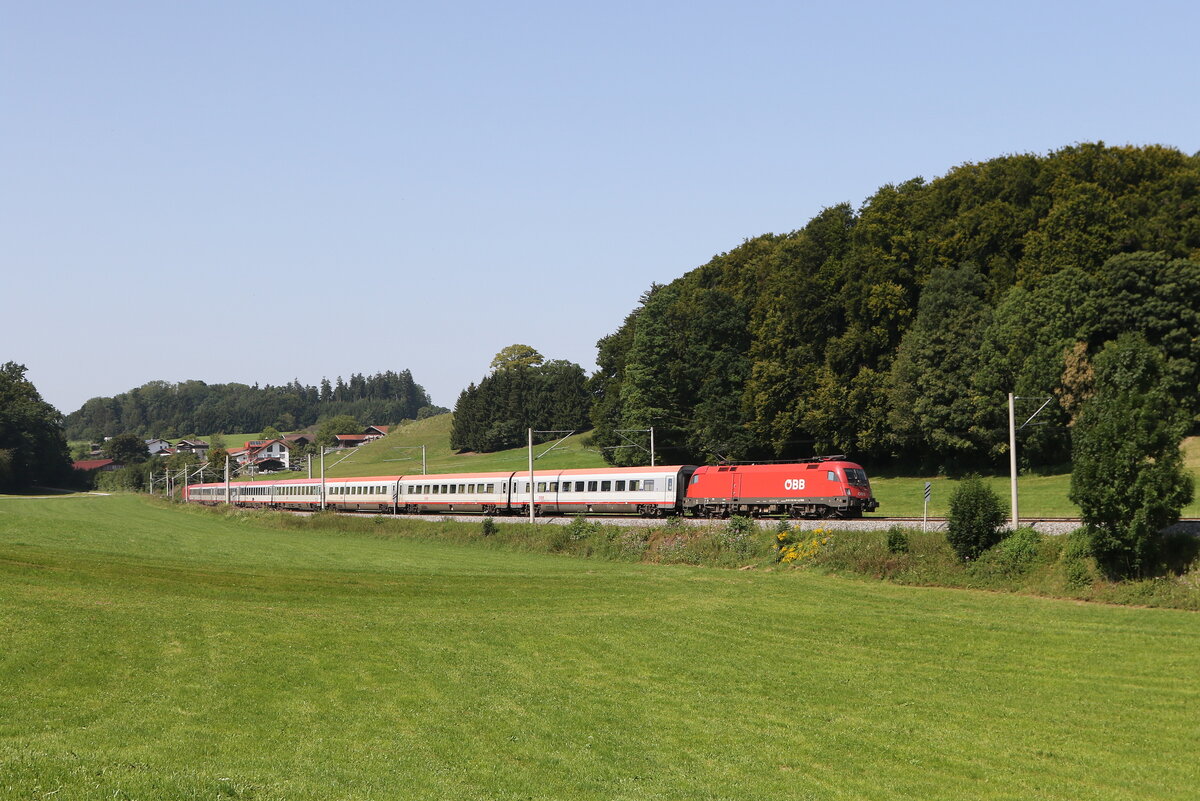 1116 104 mit einem  EC  aus Mnchen kommend am 13. August 2025 bei Axdorf im Chiemgau.