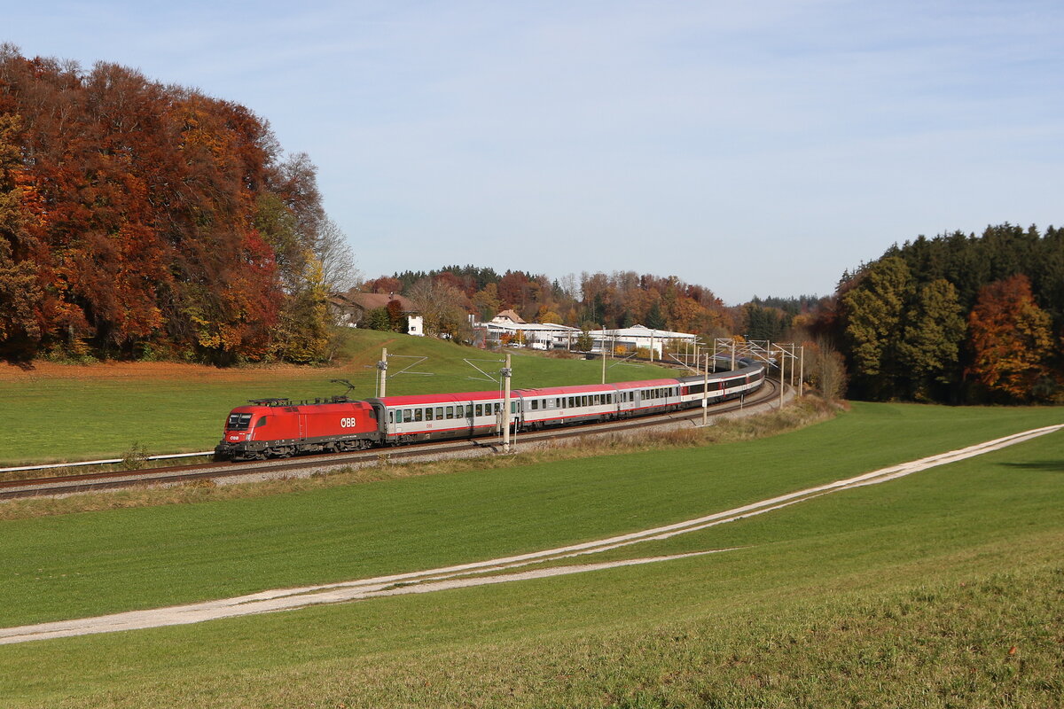 1116 116 mit dem  Transalpin  aus Graz kommend am 31. Oktober 2025 bei Axdorf im Chiemgau.