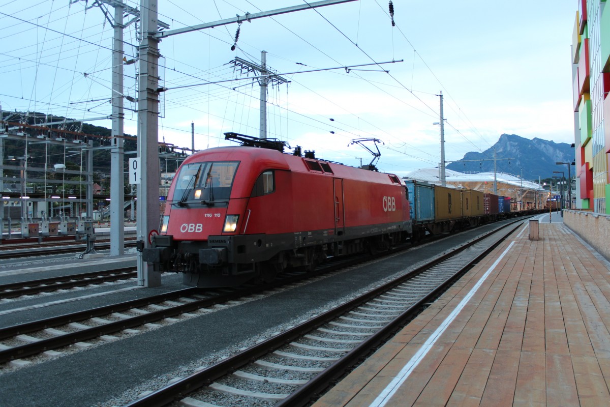 1116 118-1 mit einem Containerzug am 13. Juli 2012 im Salzburger Hauptbahnhof.