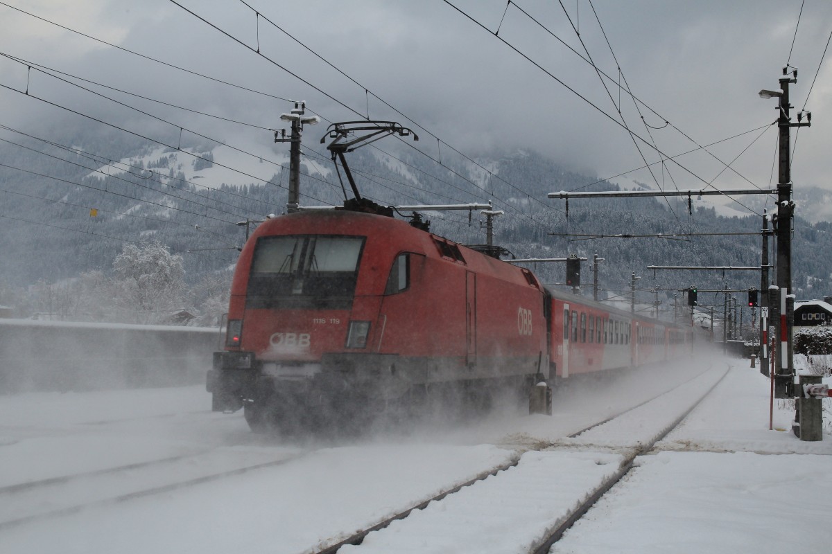 1116 119-7 verl��t am 25. Januar 2014 schiebend den Bahnhof von St. Johann in Tirol.