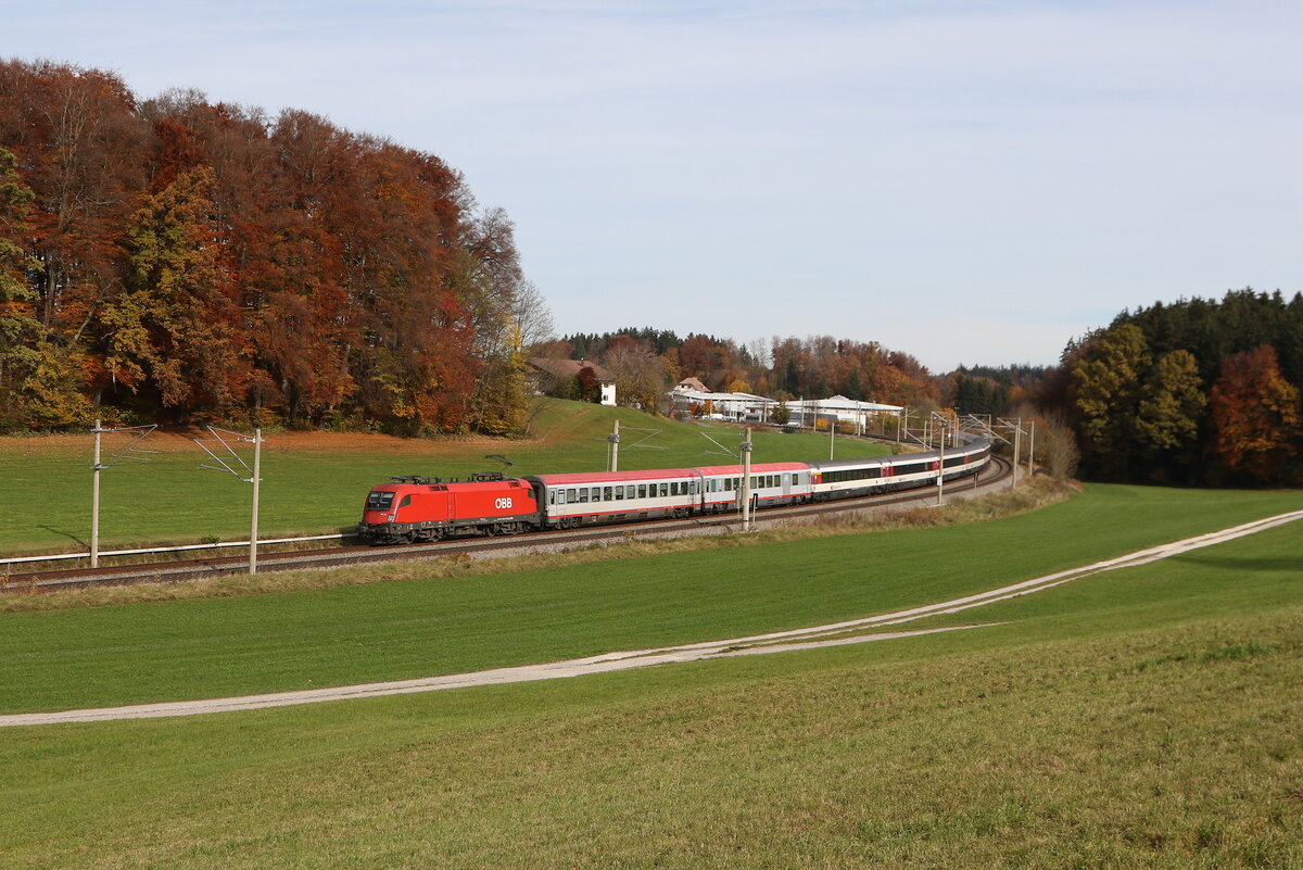 1116 119 war mit dem  Transalpin  am 1. November 2025 bei Axdorf im Chiemgau auf dem Weg nach Zrich.