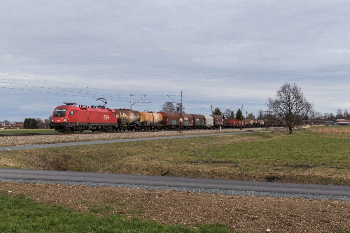 1116 121-5 mit einem gemischten Gterzug aus Salzburg kommend am 9. Februar 2016 bei bersee.