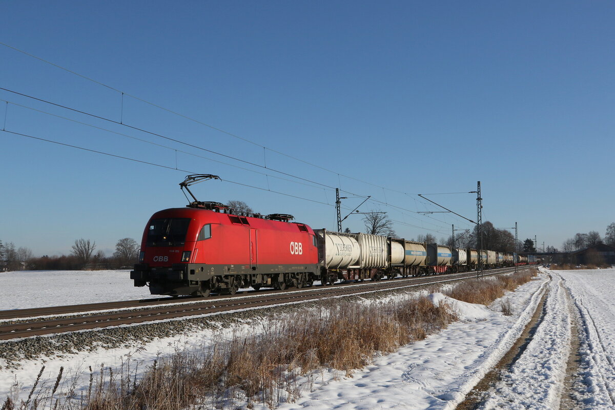 1116 132 mit einem  KLV  aus Salzburg kommend am 24. Januar 2022 bei bersee am Chiemsee.