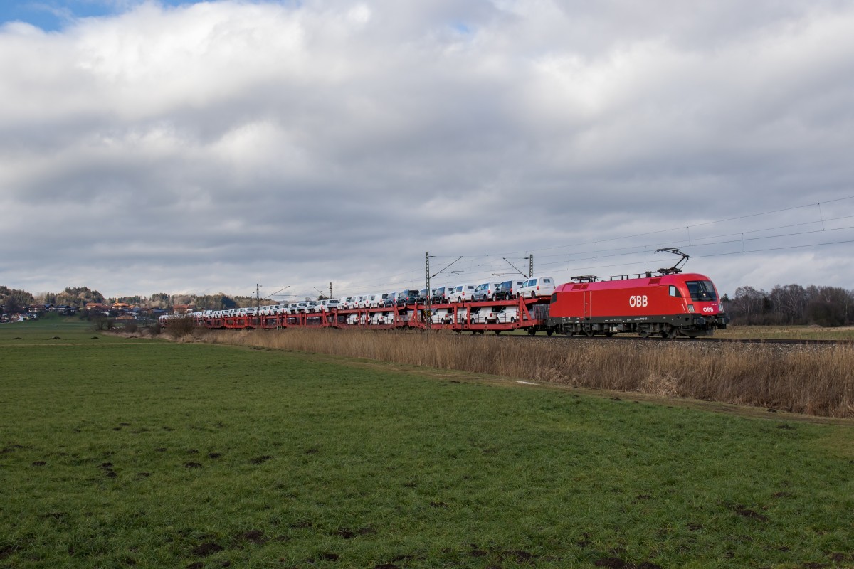 1116 137-1 war am 29. Januar 2016 bei Bernau mit einem Autozug in Richtung Salzburg unterwegs.