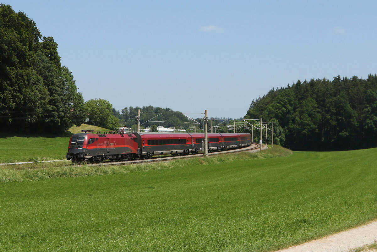 1116 139 aus Salzburg kommend am 13. Juni 2025 bei Axdorf.
