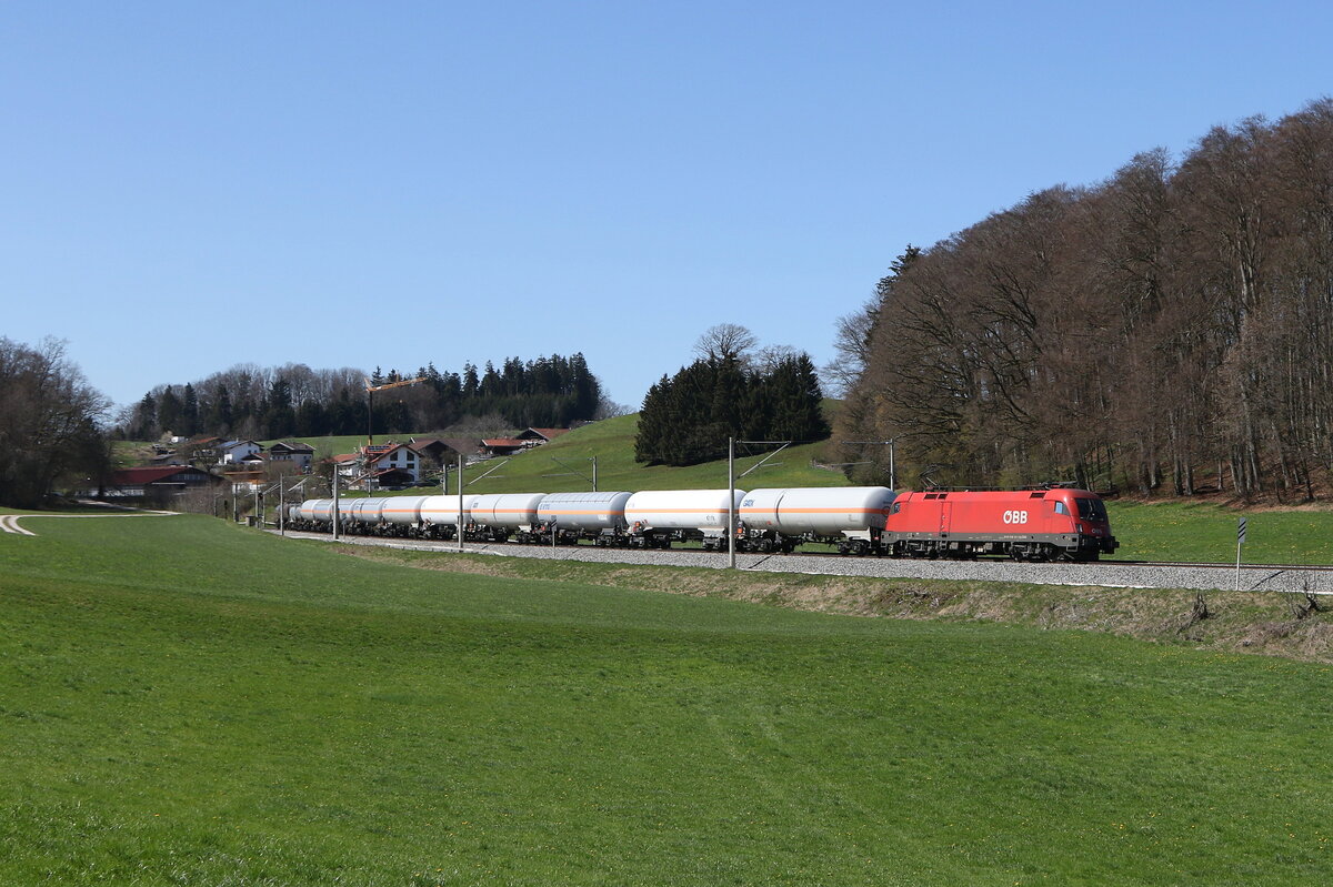 1116 143 war mit einem gemischten Gterzug m 8. April 2025 bei Axdorf in Richtung Salzburg unterwegs.
