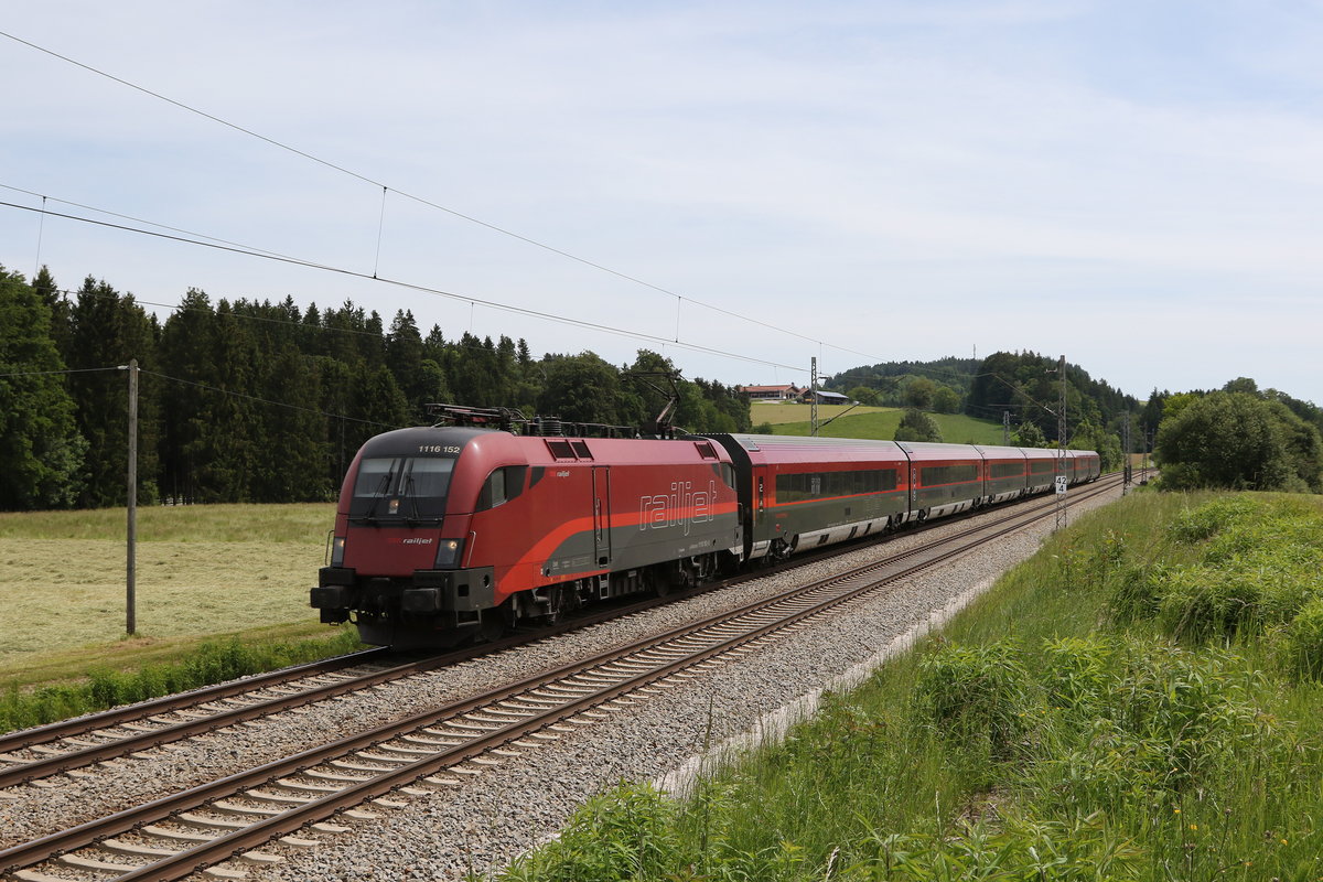 1116 152 aus Salzburg kommend am 3. Juni 2020 bei Grabensttt im Chiemgau.