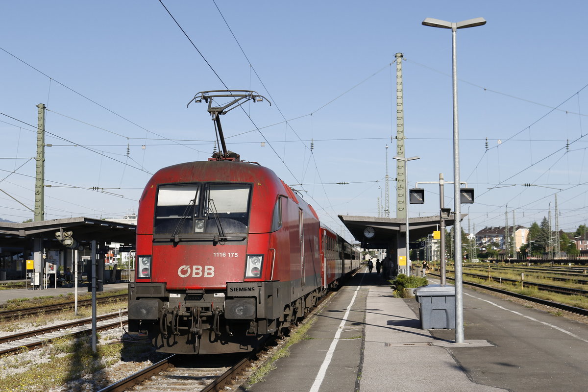 1116 175 am 19. Mai 2017 im Bahnhof von Freilassing.