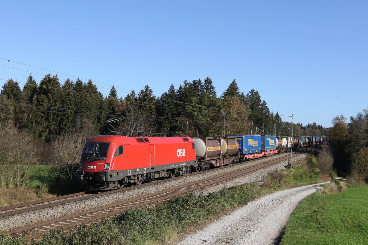1116 179 mit einem  KLV  aus Salzburg kommend am 31. Oktober 2022 bei Grabensttt im Chiemgau.
