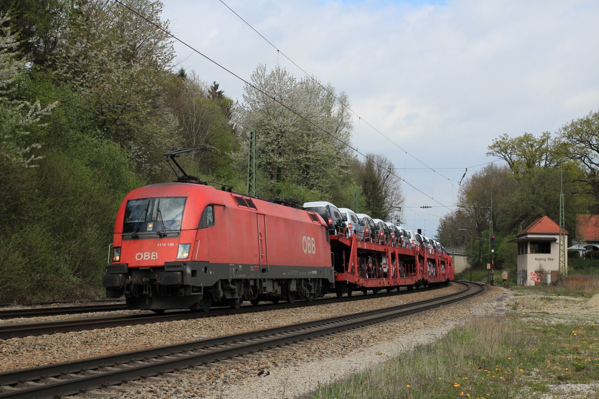 1116 198-3 kam mit einem Autozug aus Mnchen. Aufgenommen am 14. April 2013 in Assling.