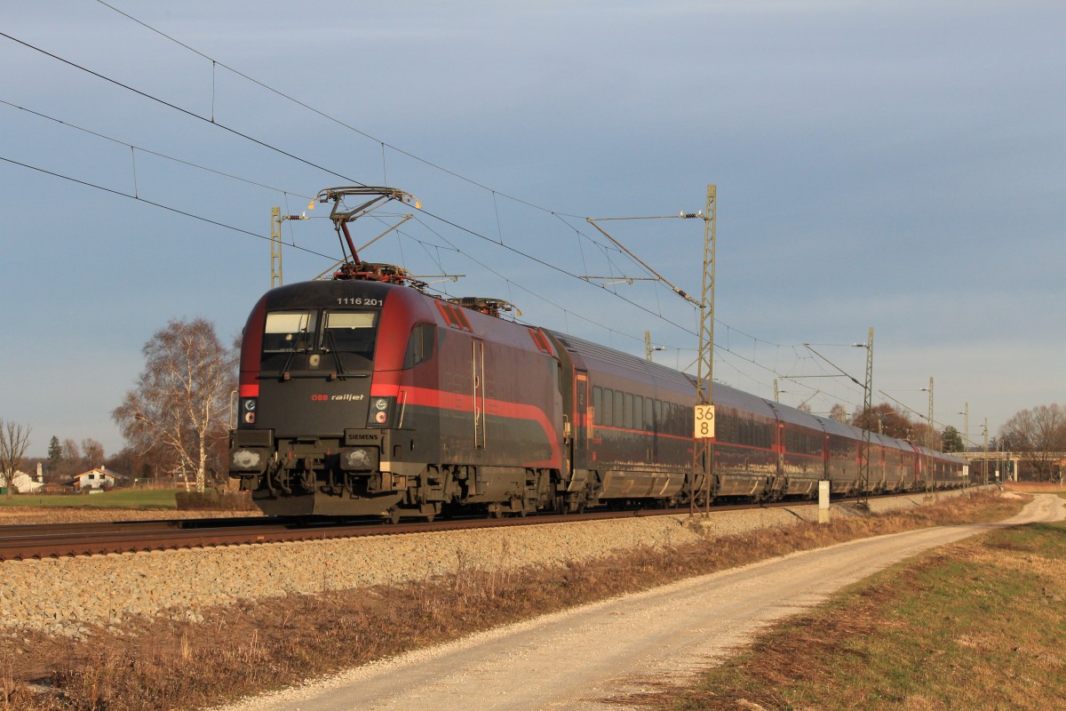 1116 201-5 schiebend in Richtung Salzburg am 31. Dezember 2012 bei bersee im Einsatz.