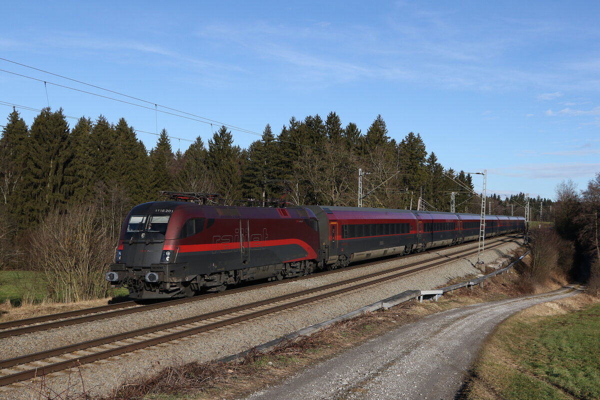 1116 201 aus Salzburg kommend am 27. Dezember 2021 bei Grabensttt im Chiemgau.