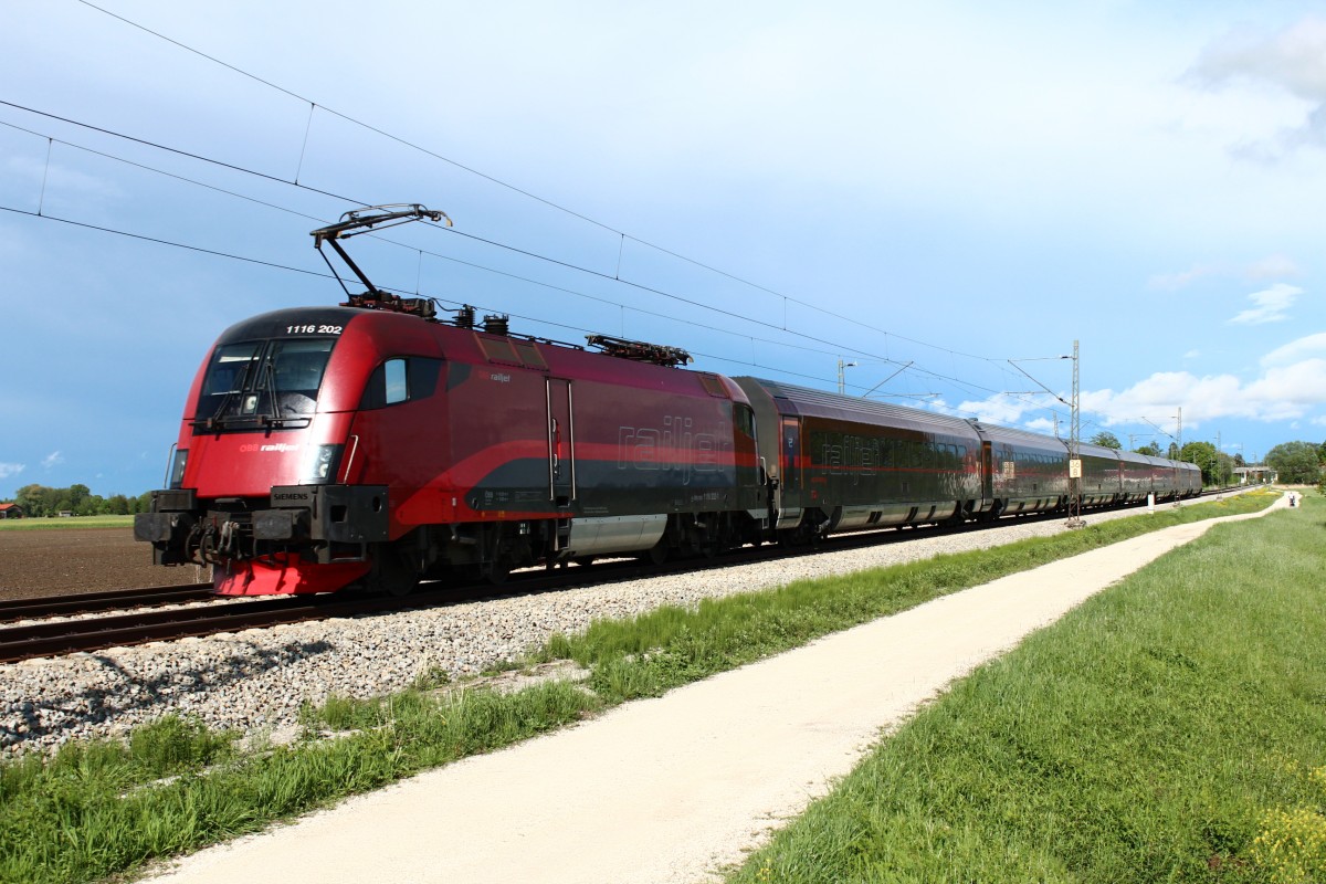1116 202-1 schiebend in Richtung Salzburg am 5. Mai 2012 bei bersee.
