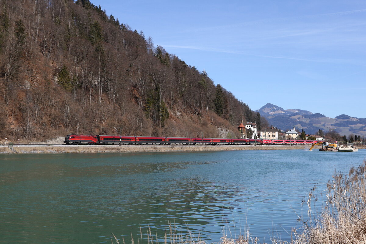1116 202 und an 2. Stelle 1116 251 waren am 5. Mrz 2025 bei Kustein auf dem Weg nach Innsbruck.
