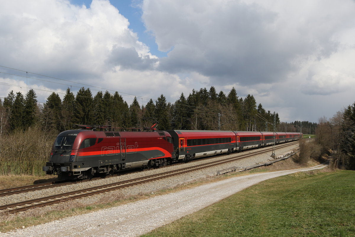1116 205 aus Salzburg kommend am 31. Mrz 2020 bei Grabensttt im Chiemgau.