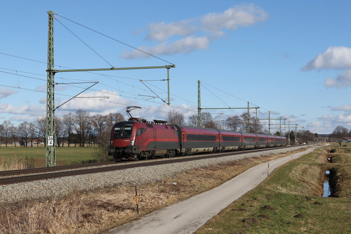 1116 207 mit einem Railjet am 5. Februar 2022 bei bersee am Chiemsee.