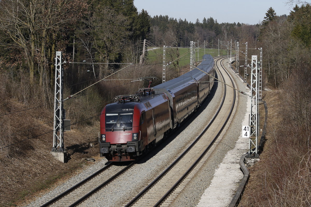 1116 211 mit einem  Railjet  aus Salzburg kommend. Aufgenommen am 21. Mrz 2019 bei Grabensttt.