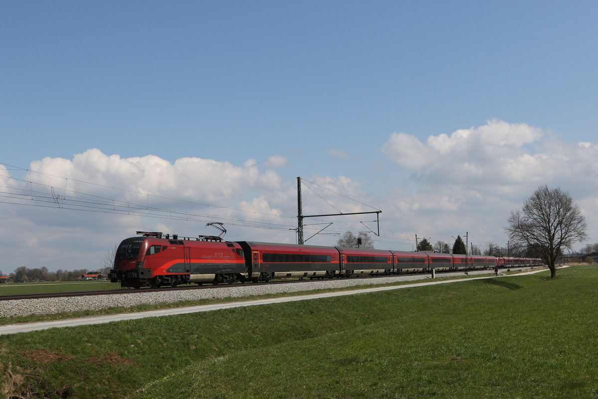 1116 211 mit einer Rrailjet-Doppelgarnitur aus Salzburg kommend am 16. April 2021 bei bersee am Chiemsee.