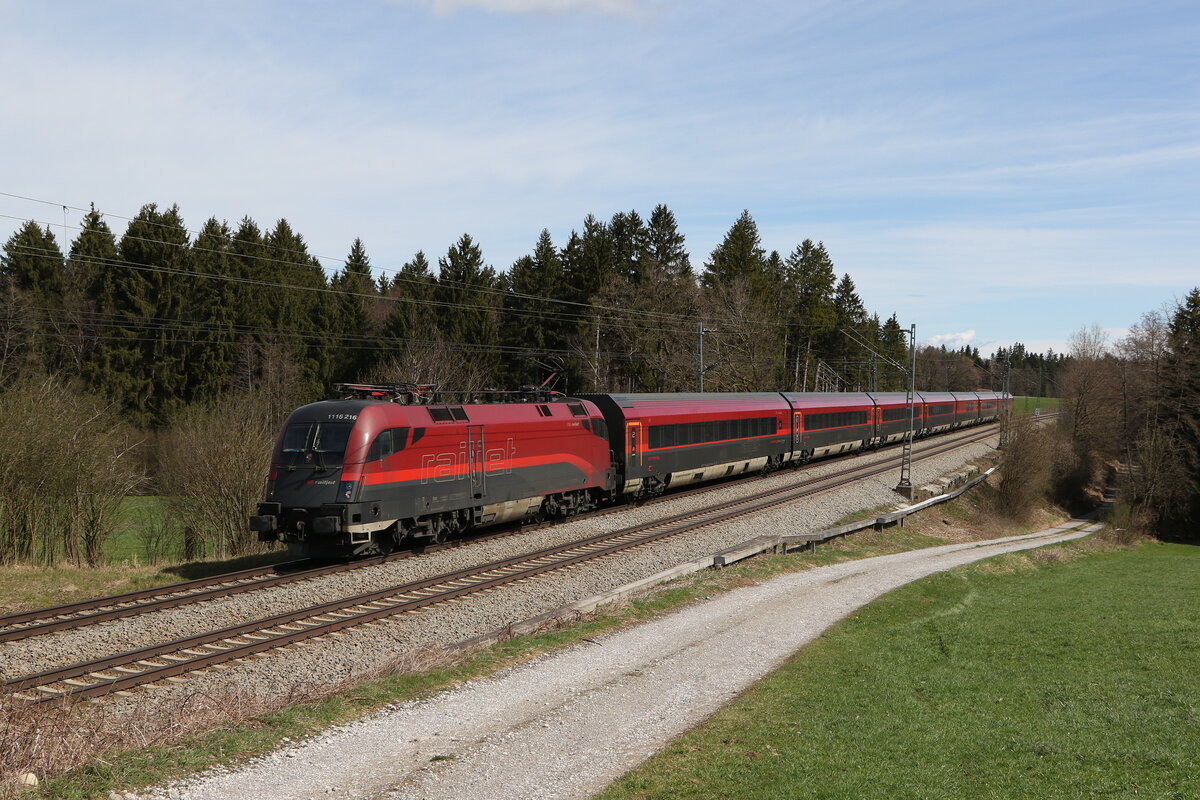 1116 216 aus Salzburg kommend am 7. April 2022 bei Grabensttt im Chiemgau.