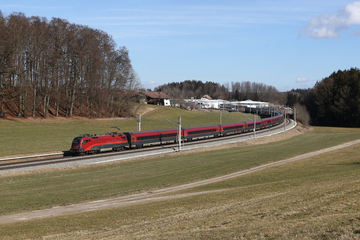 1116 217 aus Salzburg kommend am 24. Februar 2025 bei Axdorf im Chiemgau.