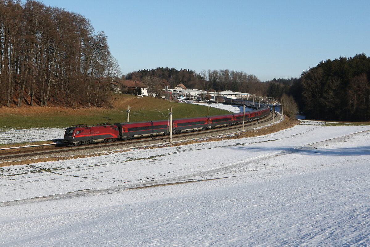 1116 217 aus Salzburg kommend am 20. Januar 2026 bei Axdorf im Chiemgau.