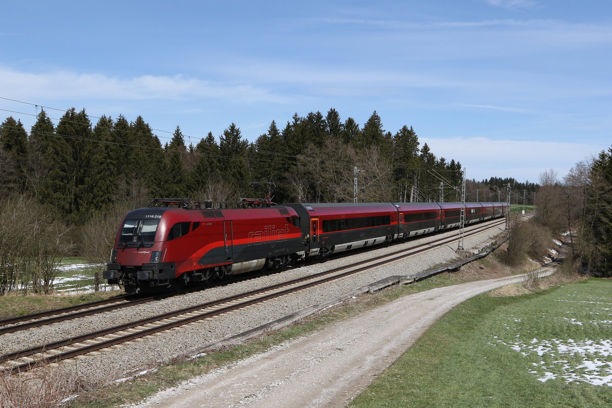 1116 219 aus Salzburg kommend am 9. April 2021 bei Grabensttt im Chiemgau.