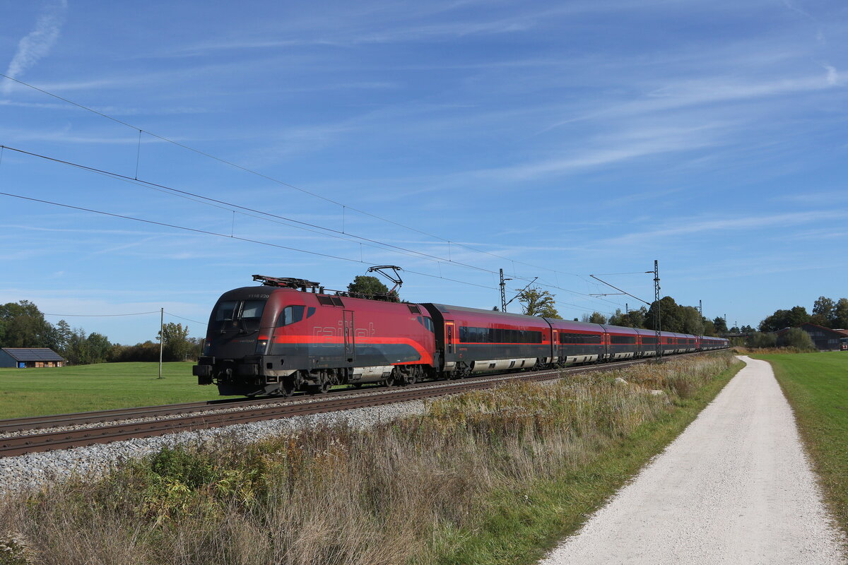 1116 220 aus Salzburg kommend am 20. Oktober 2021 bei bersee am Chiemsee.