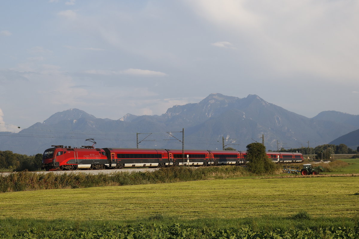 1116 222 mit einem  Railjet  am 18. September 2018 bei Bernau am Chiemsee.