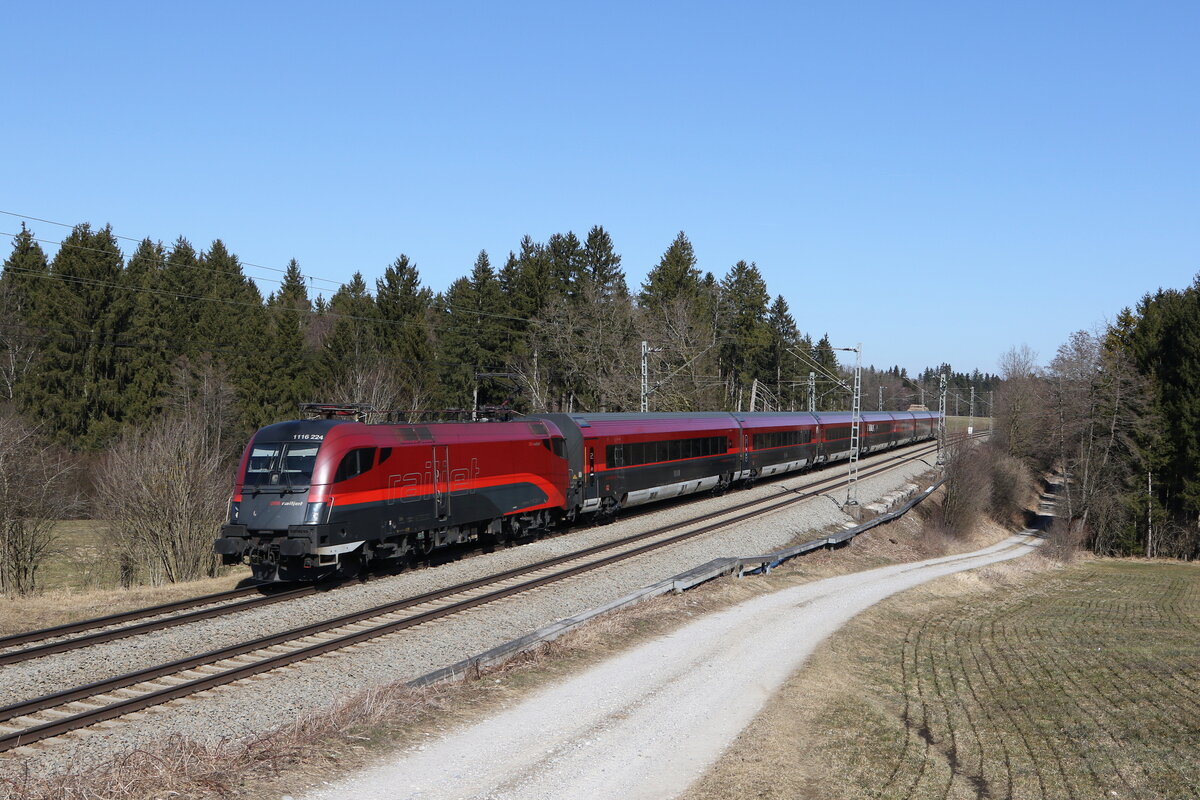 1116 224 aus Salzburg kommend am 10. Mrz 2022 bei Grabensttt im Chiemgau.