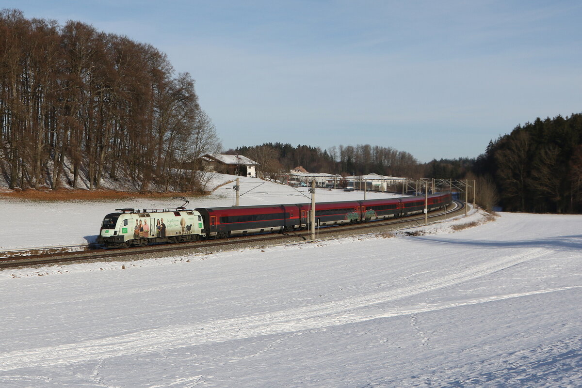 1116 231  Bio Austria II  aus Salzburg kommend am 1. Januar 2026 bei Axdorf im Chiemgau.
