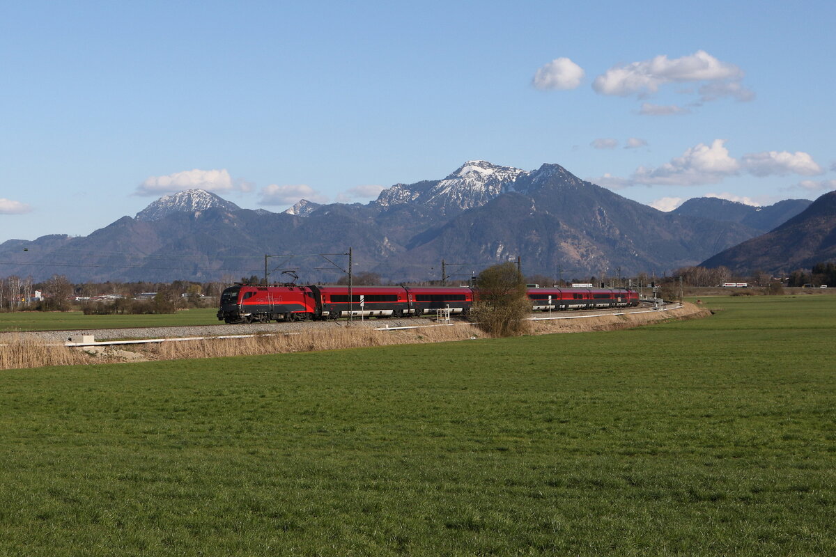 1116 232 aus Salzburg kommend am 8. April 2025 bei Bernau am Chiemsee.