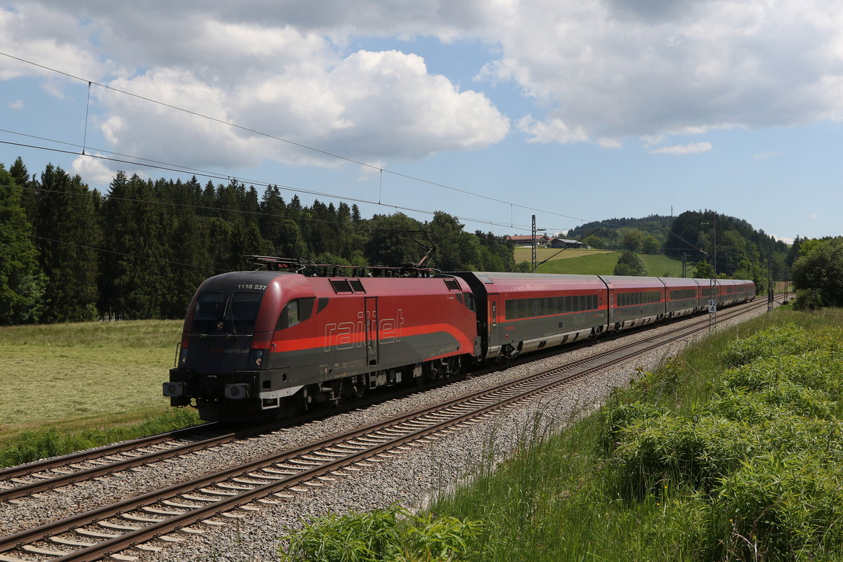 1116 237 aus Salzburg kommend am 2. Juni 2020 bei Grabensttt.