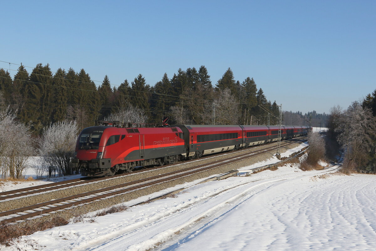 1116 243 aus Salzburg kommend am 26. Januar 2022 bei Grabensttt im Chiemgau.