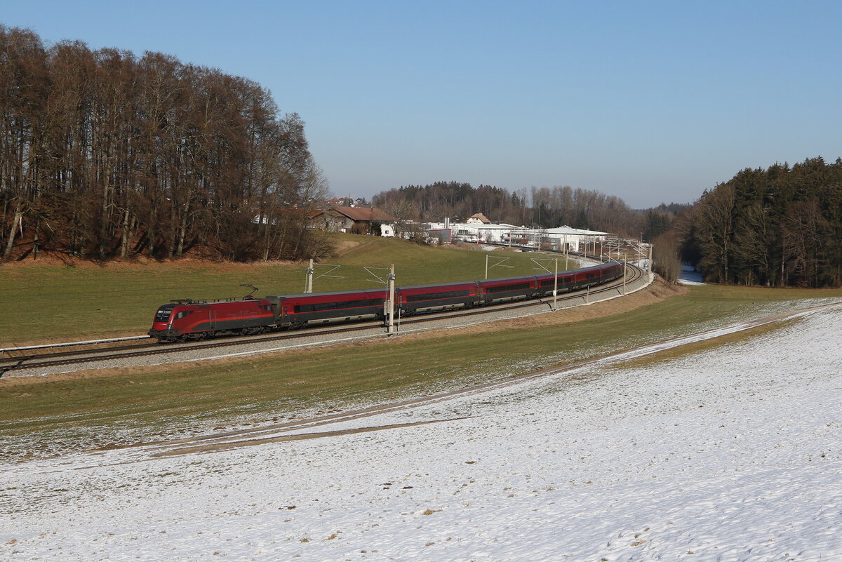 1116 243 aus Salzburg kommend am 19. Februar 2025 bei Axdorf im Chiemgau.