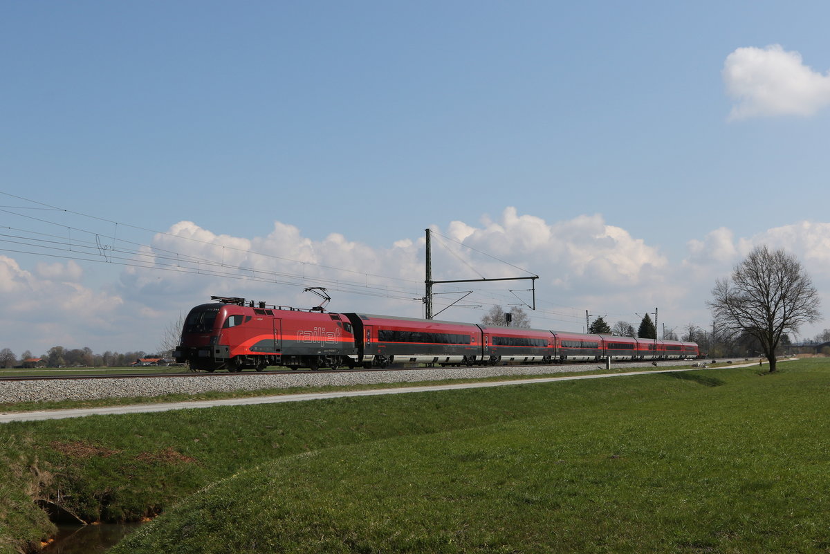1116 244 aus Salzburg kommend am 16. April 2021 bei bersee am Chiemsee.