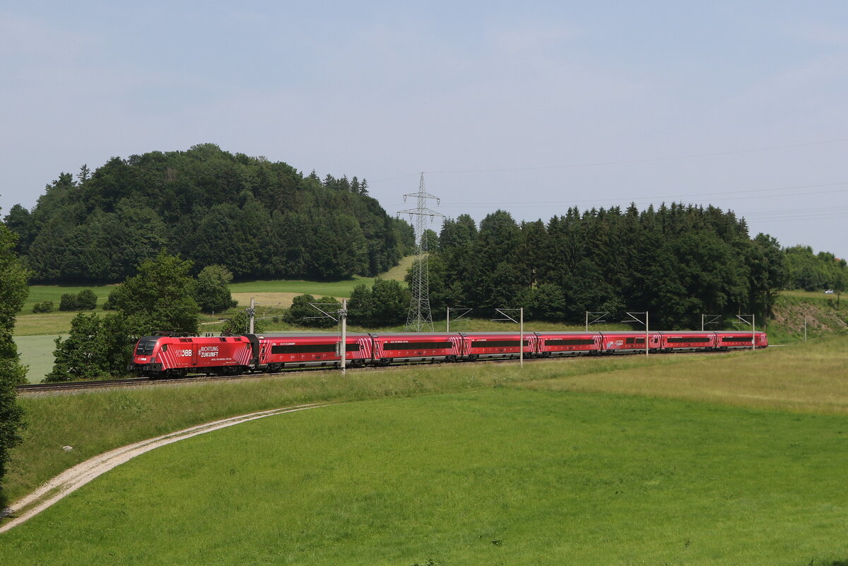 1116 251  100 Jahre BB  aus Salzburg kommend am 10. Juni 2025 bei Vachendorf im Chiemgau.