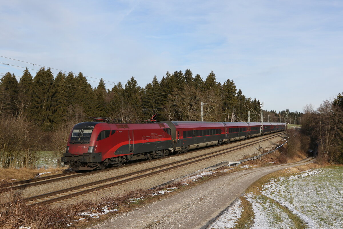 1116 251 aus Salzburg kommend am 7. Januar 2022 bei Grabensttt im Chiemgau.