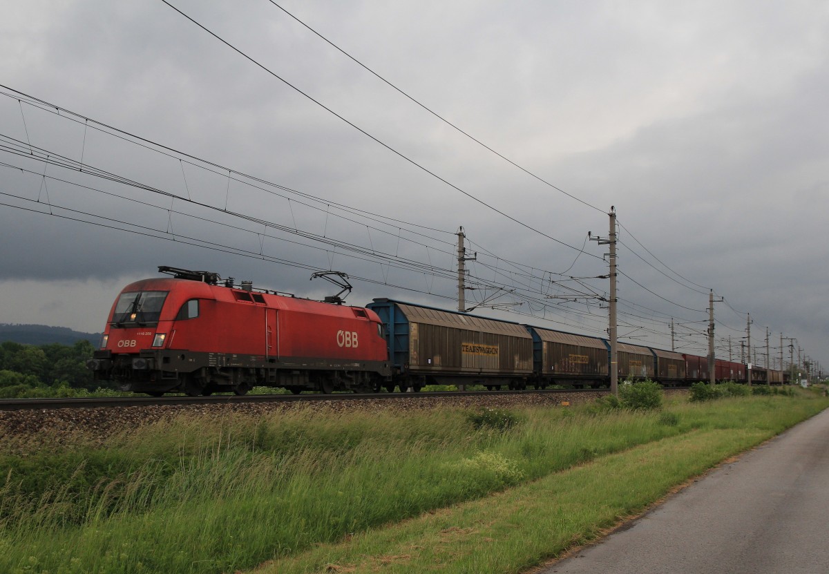 1116 259-e mit einem Gterzug aus St. Plten kommend am 29. Mai 2014 bei Grosierning.