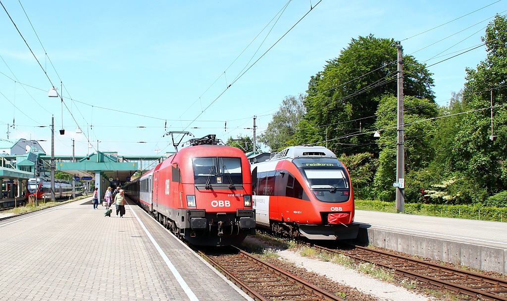 1116 260-9 mit dem EC 118 nach Münster hat genauso Einfahrt in den Bregenzer Bahnhof wie der 4024 027-7 nach Feldkirch. 02.06.12