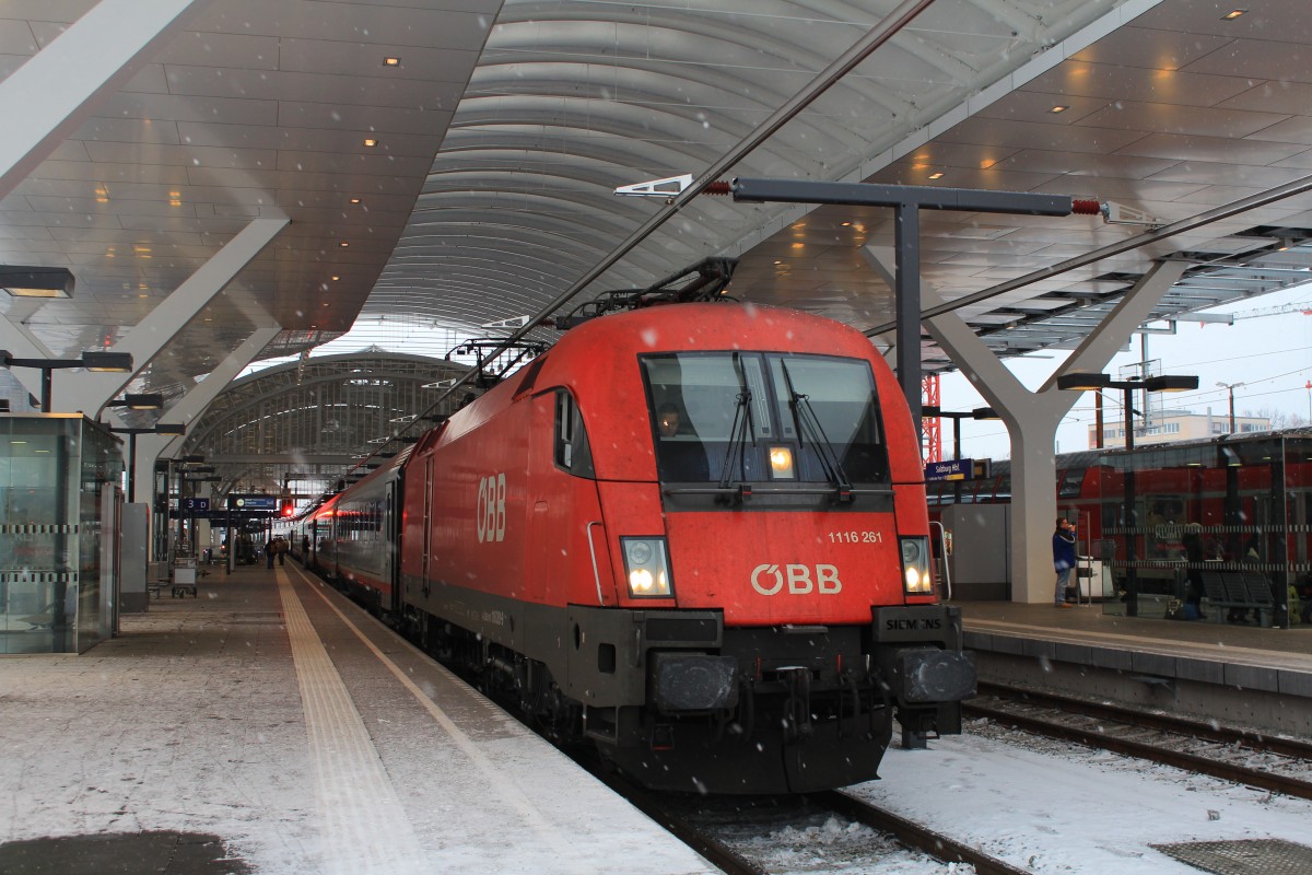 1116 261-7 am 8. Dezember 2012 im Salzburger Hauptbahnhof.