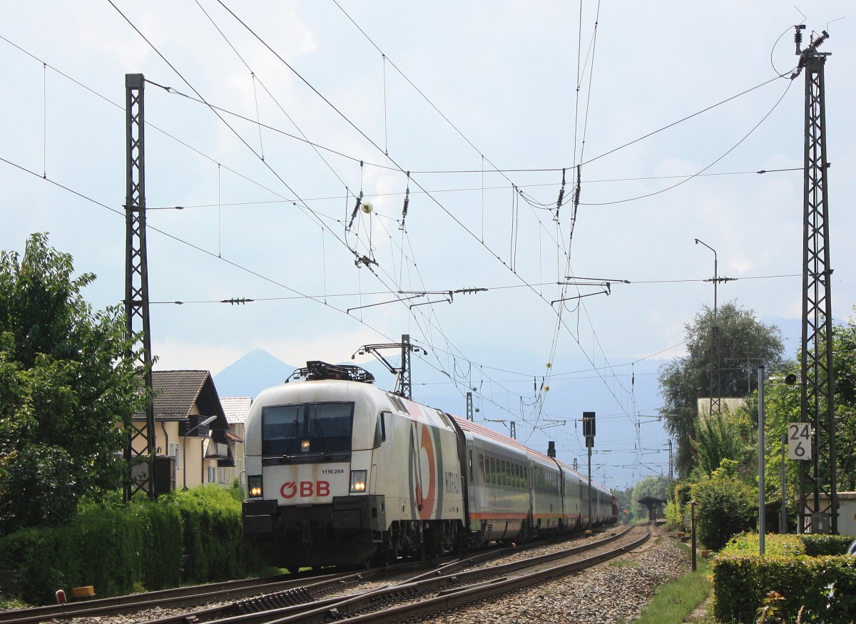 1116 264 der  Ö3 -Hitradio -Taurus war am 6. August 2014 von Salzburg nach Innsbruck unterwegs. Aufgenommen kurz nach dem Bahnhof von Prien am Chiemsee.