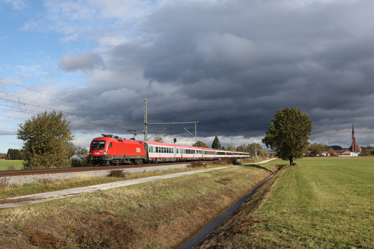 1116 269 mit dem  Transalpin  aus Salzburg kommend am 26. Oktober 2025 bei bersee am Chiemsee.