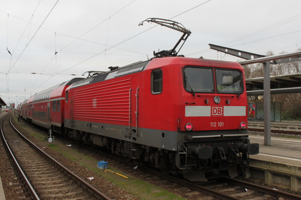 112 101 mit RE 5(RE 4359)von Rostock Hbf nach Elsterwerda kurz vor der Ausfahrt im Rostocker Hbf.28.12.2015