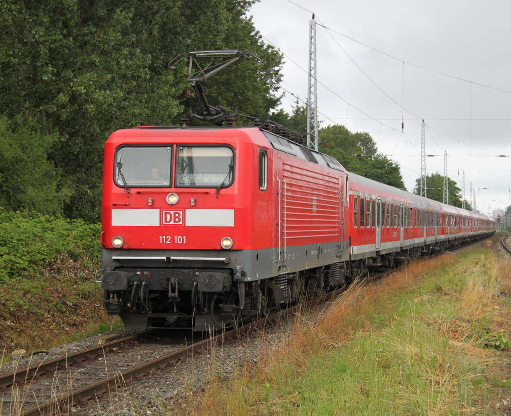 112 101+112 104(hinten)mit RE 13290(Warnem�nde-Berlin Ostbahnhof)bei der Durchfahrt im Haltepunkt Rostock-Bramow.09.07.2016