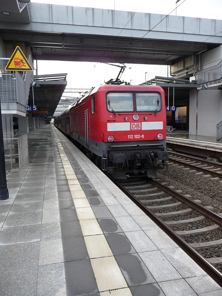 112 102 f�hrt am 28.11.13 mit einem RE5 nach Holzdorf (Eder) in Berlin-S�dkreuz ein.