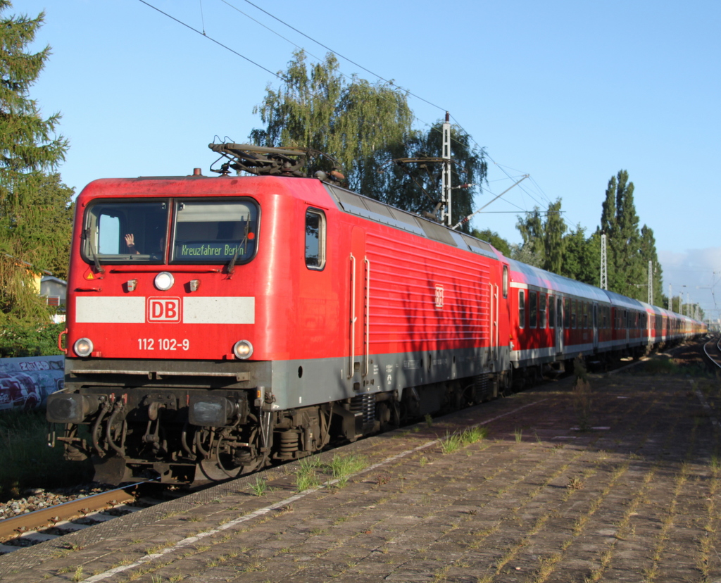 112 102 mit RE 13290(Warnem�nde-Berlin)bei der Durchfahrt im Haltepunkt Rostock-Holbeinplatz.02.09.2016
