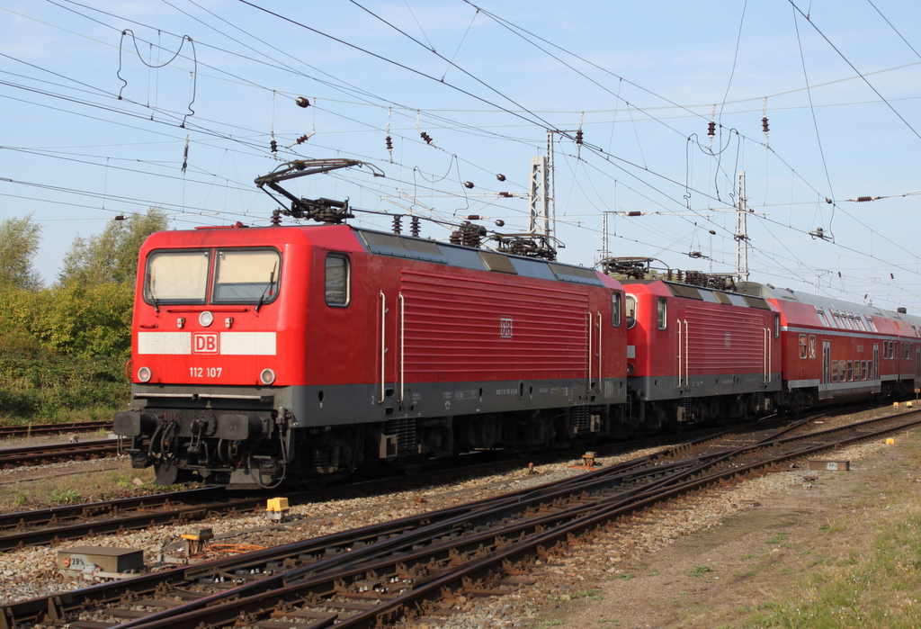 112 107+143 333-3 mit RE 18490 von Berlin Hbf(tief)nach Warnem�nde bei der Einfahrt im Rostocker Hbf.25.09.2016