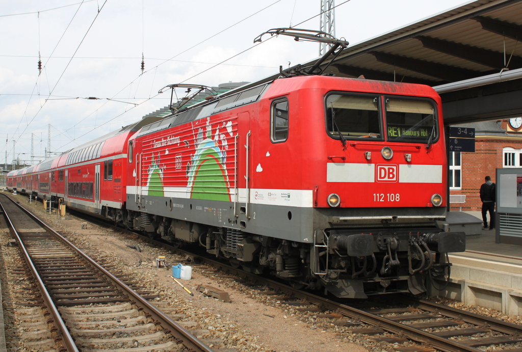 112 108 mit RE4310(Rostock-Hamburg)kurz vor der Ausfahrt im Rostocker Hbf.29.04.2016