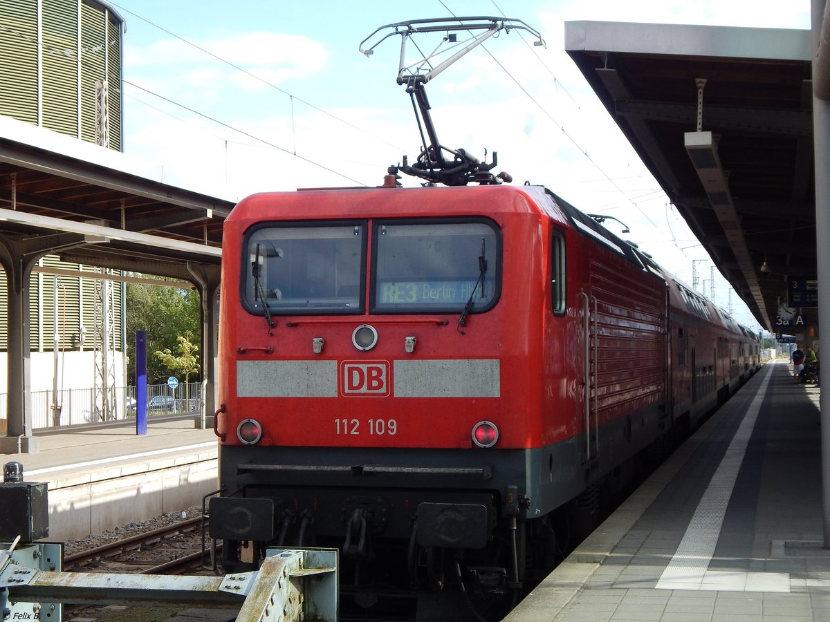 112 109 in Stralsund am Hauptbahnhof als RE3 nach Berlin.