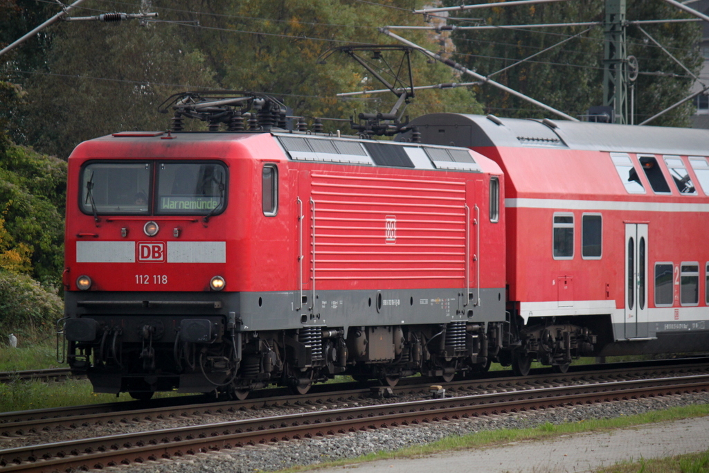 112 118-5 mit S1 von Rostock Hbf nach Warnemnde bei der Ausfahrt im Rostocker Hbf.11.10.2013